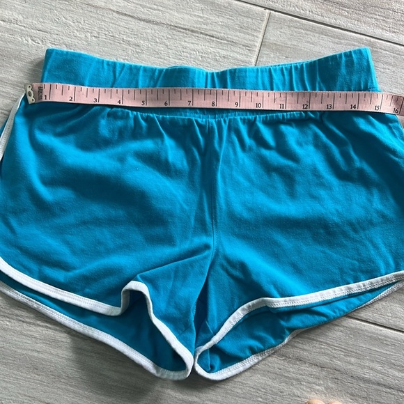 Light blue hot shorts 3” Reebok size medium - Picture 8 of 11